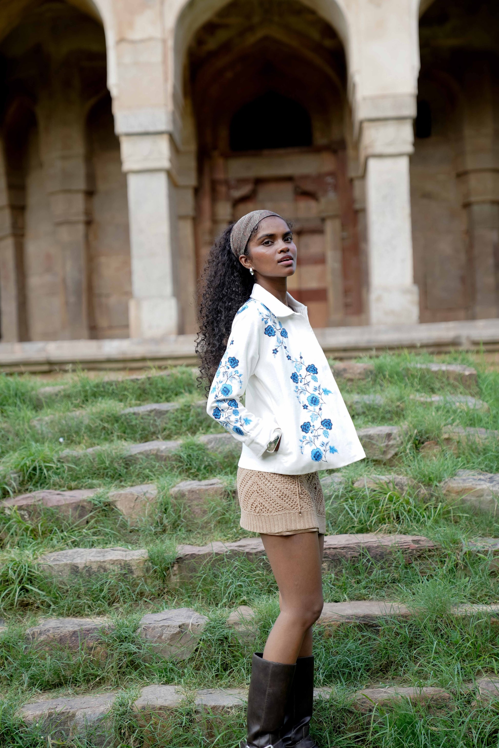 Side picture of white embroidered jacket