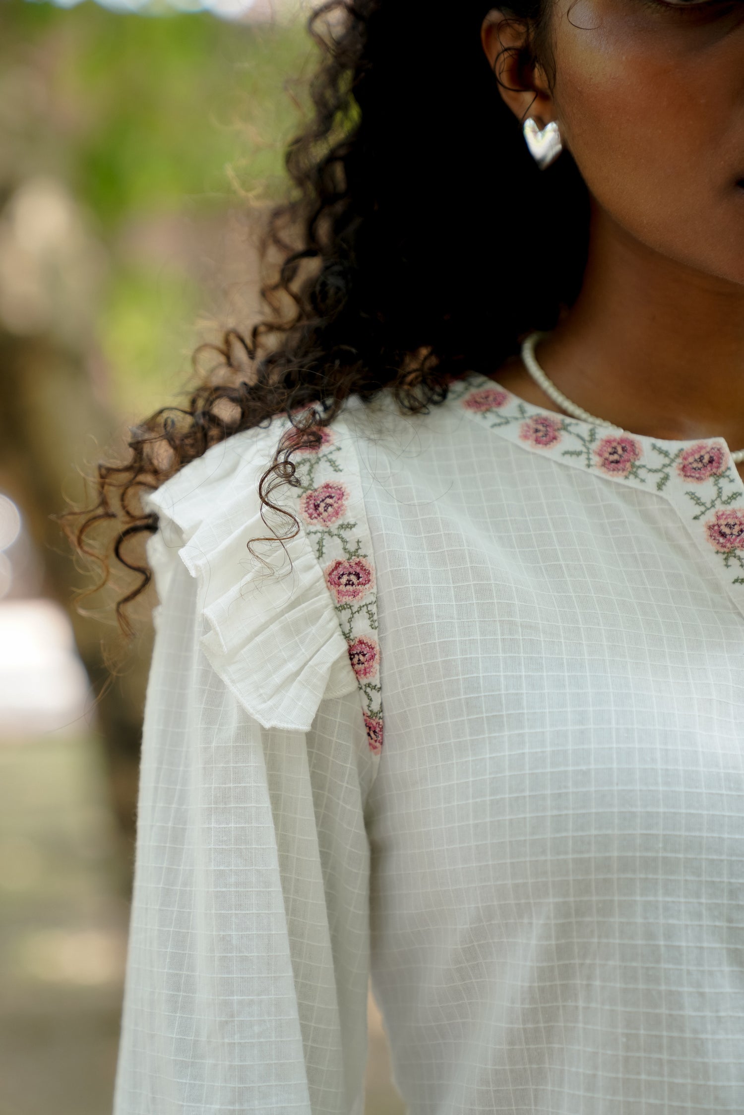 Detail picture of white embrodiered button down top